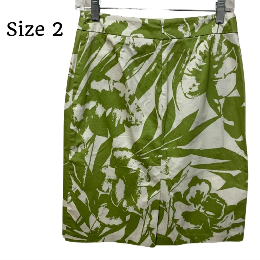Size 2 Skirt with 2 small front Pockets Zips in back Kick pleat in back - Picture 2 of 12